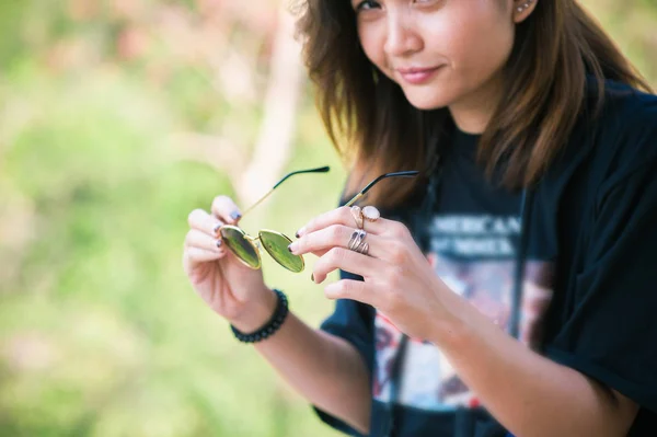 Hermosa mujer viajera de Asia, tiene en la mano gafas de sol, vacaciones, viajes, vacaciones y concepto de felicidad hermosa mujer en gafas de sol —  Fotos de Stock