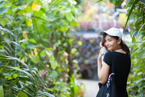 Retrato de uma jovem mulher sorridente ao ar livre uma fachada de casa redonda. . — Fotografia de Stock