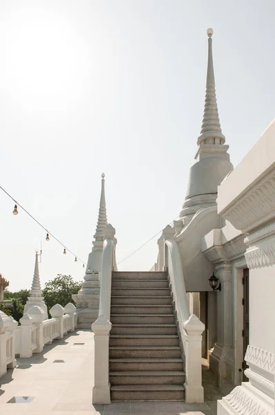 白塔︰ 在 Wat Asokkaram 在泰国的沙没巴干省著名白塔 — 图库照片