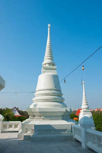 Pagoda Blanca: la famosa pagoda blanca en Wat Asokkaram en la provincia de Samutprakarn, Tailandia — Foto de Stock