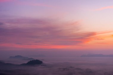 Dağ sis, gündoğumu, Tayland, dağlarda güzel peyzaj