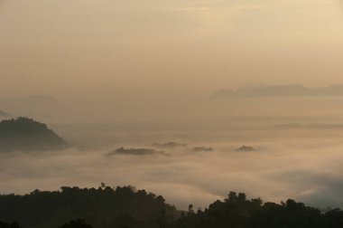 Dağ sis, gündoğumu, Tayland, dağlarda güzel peyzaj
