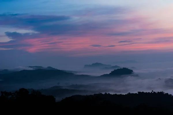 Mountain Mist, bela paisagem nas montanhas ao nascer do sol, Tailândia — Fotografia de Stock