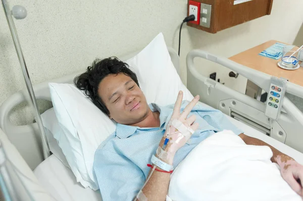 Hastanın akciğer enfeksiyonu ve IV salin ile hastaneye kabul