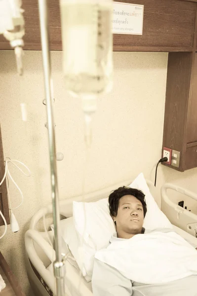Patiënt longontsteking & toegeven in ziekenhuis met iv saline — Stockfoto