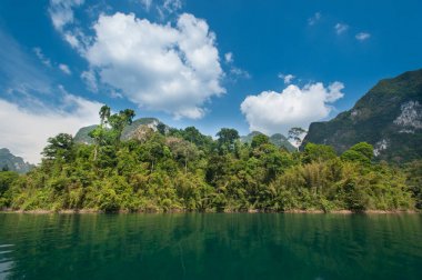 Güzel dağlar ve nehir Khao Sok Milli Parkı, Surat Thani Province, Güney Tayland doğal konumlar.