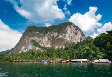 Güzel dağlar ve nehir Khao Sok Milli Parkı, Surat Thani Province, Güney Tayland doğal konumlar.