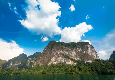 Güzel dağlar ve nehir Khao Sok Milli Parkı, Surat Thani Province, Güney Tayland doğal konumlar.