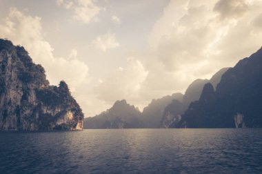 Güzel dağlar ve nehir Khao Sok Milli Parkı, Surat Thani Province, Güney Tayland doğal konumlar.