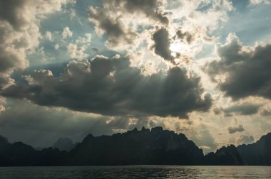Güzel güneş ışınları dağlar, akşam ışığı, Khao Sok Milli Parkı Tayland Amazing mahallinde Bulutların arasından
