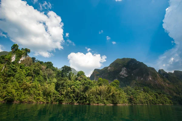 Prachtige bergen en rivier natuurlijke attracties in Khao Sok nationaal Park, Surat Thani provincie, Zuid Thailand. — Stockfoto