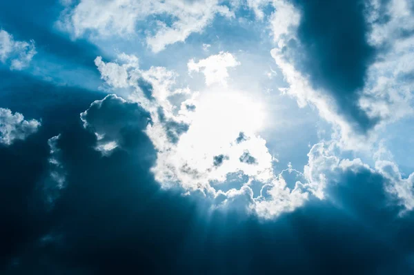 Belos raios de sol através das nuvens sobre as montanhas, luz da noite, cena incrível no Parque Nacional Khao-Sok da Tailândia — Fotografia de Stock