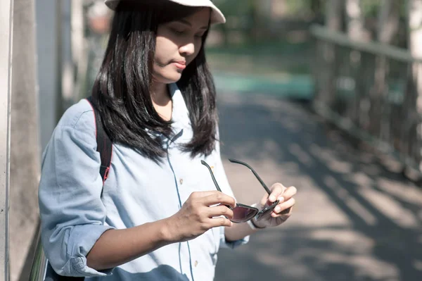 Όμορφη νεαρή ασιατική γυναίκα φοράει στρογγυλή καπέλο σε ένα πάρκο, ταξιδεύουν σε μια καλοκαιρινή μέρα — Φωτογραφία Αρχείου