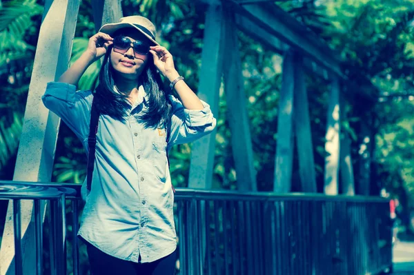 Hermosa mujer asiática joven con sombrero redondo en un parque, viajar en un día de verano —  Fotos de Stock