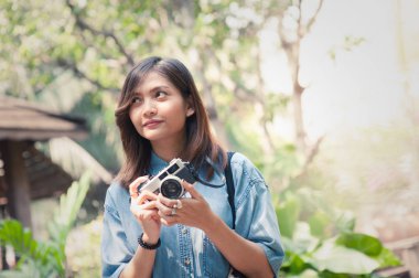 Çiçek Bahçe Şehir Parkı, güzel kız eski fotoğraf makinesi içinde fotoğraflandı retro film kamera ile fotoğraf çekmek hipster kadın