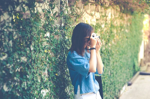 Hipster kobiety Zdjęcia z kamery filmowej retro w flower garden city Park, piękna dziewczyna, sfotografowany w stary aparat — Zdjęcie stockowe