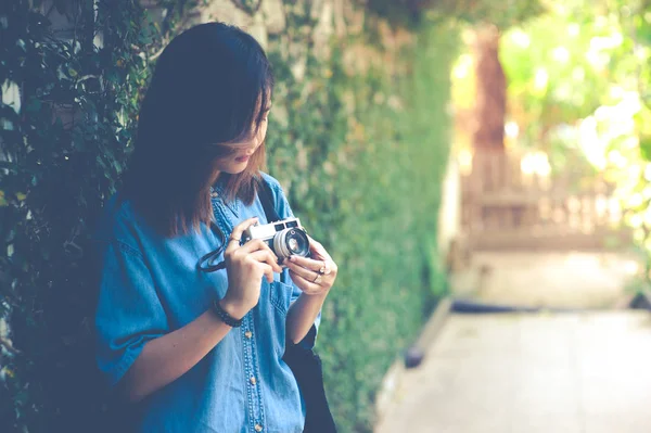 Hipster kobiety Zdjęcia z kamery filmowej retro w flower garden city Park, piękna dziewczyna, sfotografowany w stary aparat — Zdjęcie stockowe