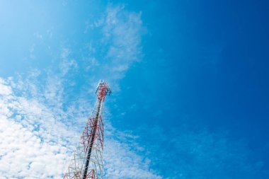 Mavi gökyüzü, hücre kulesi ve radyo antenn ile telekomünikasyon direği