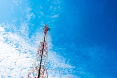 Mavi gökyüzü, hücre kulesi ve radyo antenn ile telekomünikasyon direği