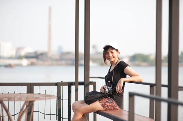 Щаслива молода азіатка на березі річки, вінтажний стиль — стокове фото
