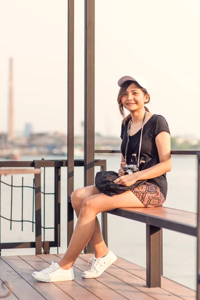 Feliz joven mujer asiática a orillas del río, estilo vintage —  Fotos de Stock