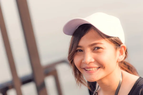 Lukk opp portrettet: Happy young asia woman at river side, vintage – stockfoto