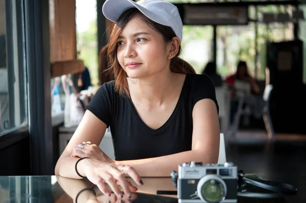 幸せな若い観光客、魅力的なレストランのフレンドリーな笑顔を持つ若い女性の肖像画 — ストック写真