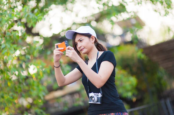 Szczęśliwa młoda kobieta, biorąc selfie na słoneczny letni dzień. — Zdjęcie stockowe