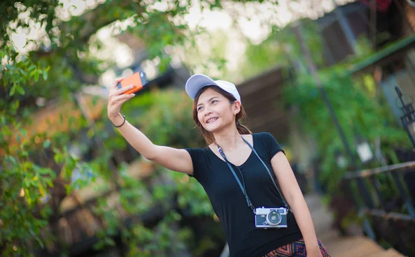 Glad ung kvinna tar selfie på solig sommardag. — Stockfoto