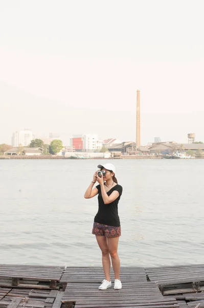 Hipster γυναίκα λαμβάνοντας φωτογραφίες με φωτογραφική μηχανή ρετρό ταινία, κορίτσι πλε — Φωτογραφία Αρχείου