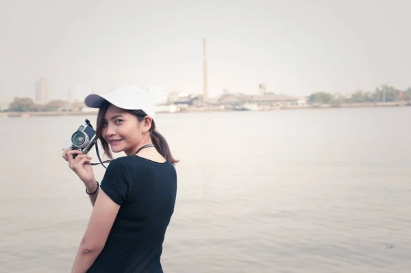 Hipster γυναίκα λαμβάνοντας φωτογραφίες με φωτογραφική μηχανή ρετρό ταινία, κορίτσι περιπέτεια Hangout ταξίδια διακοπές φωτογραφία έννοια — Φωτογραφία Αρχείου