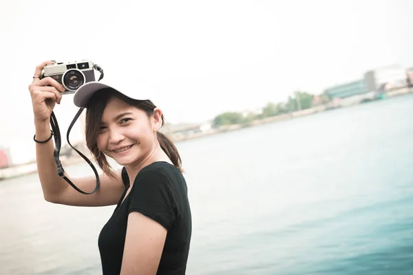 Csípő nő fotózni retro film fényképezőgép, lány kaland zsiványtanya utazás nyaralás fotózás fogalma — Stock Fotó