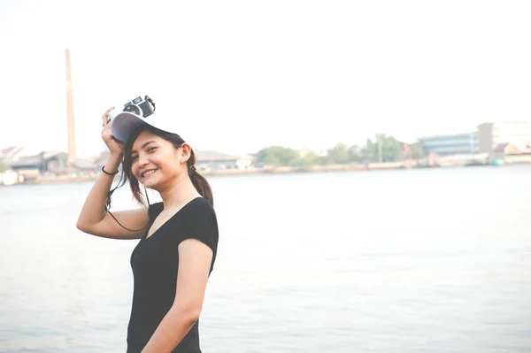 Bokovky žena fotografování s retro film fotoaparát, holka dobrodružství putyka cestování dovolená fotografie Concept — Stock fotografie