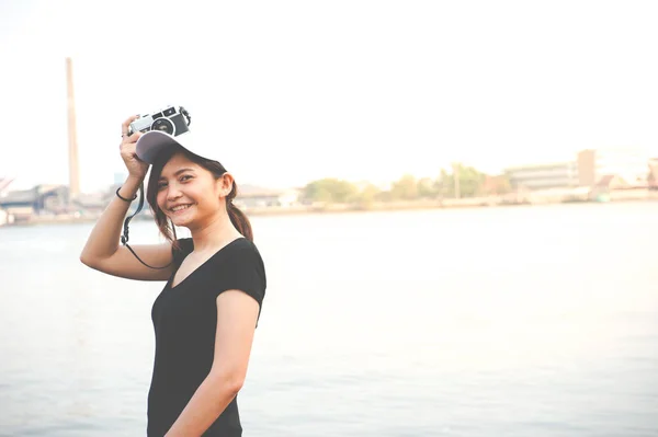 Bokovky žena fotografování s retro film fotoaparát, holka dobrodružství putyka cestování dovolená fotografie Concept — Stock fotografie
