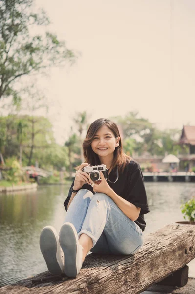 Hipster mulher tirar fotos com câmera de filme retro no parque da cidade ao ar livre, linda menina fotografada na câmera velha — Fotografia de Stock