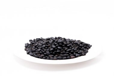Beyaz arka plan üzerinde beyaz tabak içinde tohum siyah fasulye