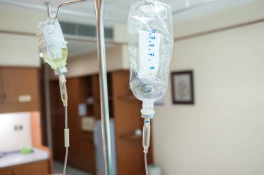 Hasta erkek hasta bir hospita yalan için tuzlu su