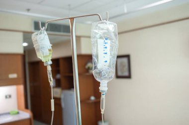 Hasta erkek hasta bir hospita yalan için tuzlu su