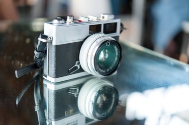 Film kamera masada kapatın