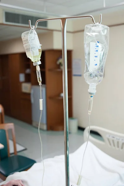 Pekel voor zieke mannelijke patiënt liggend in een hospita — Stockfoto