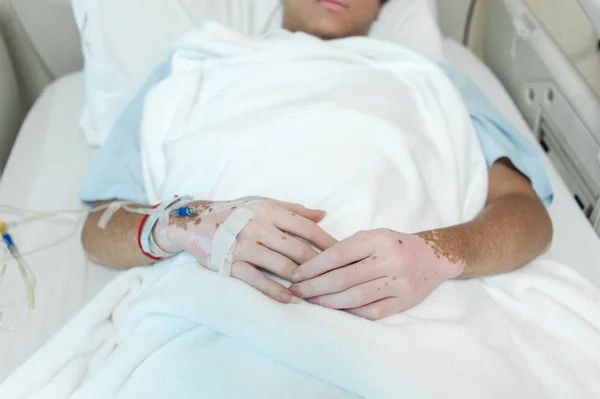 Tuzlu damla-hasta closeup itiraf IV salin ile hastaneye