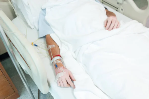 Close-up van zoute infuus-patiënt toegeven in ziekenhuis met iv saline — Stockfoto