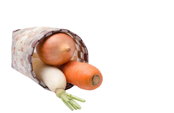 Świeże warzywa surowe, marchew, cebula, rzodkiewka w koszyku na białym tle — Zdjęcie stockowe