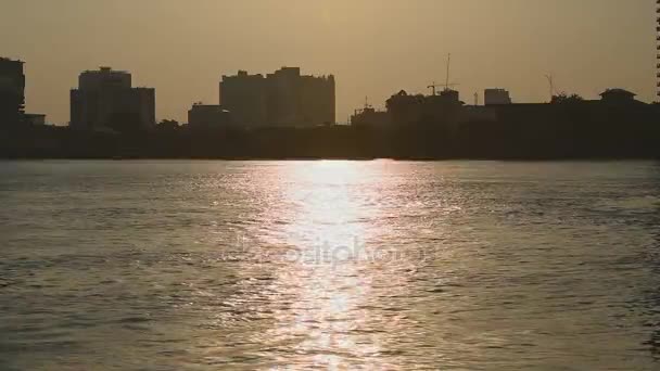 Silhouette der Eigentumswohnung am Flussufer chaopraya mit Sonnenuntergang - Bangkok von Thailand — Stockvideo