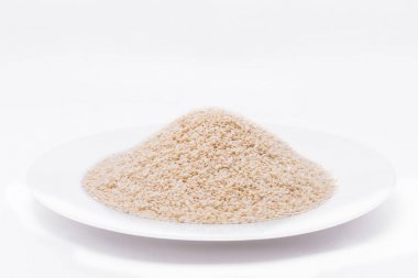 Beyaz susam beyaz arka plan üzerinde beyaz plaka üzerinde