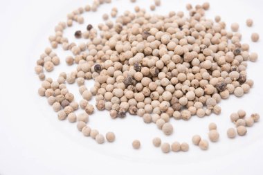 Beyaz arka plan üzerinde beyaz tabak içinde beyaz biber