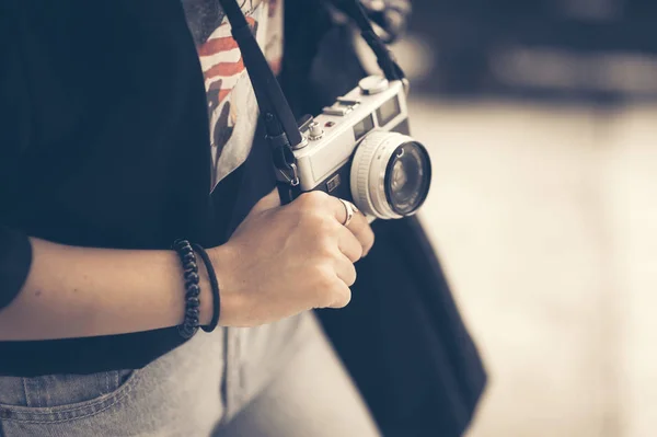 Νέοι hipster γυναίκα χέρι κρατά κάμερας ρετρό γκρο πλαν — Φωτογραφία Αρχείου