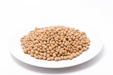 Beyaz arka plan üzerinde kurutulmuş soya fasulyesi
