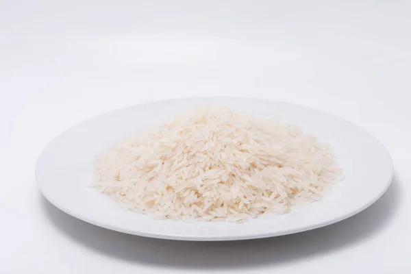 Arroz blanco, grano de arroz largo natural para fondo y textura sobre fondo blanco — Foto de Stock