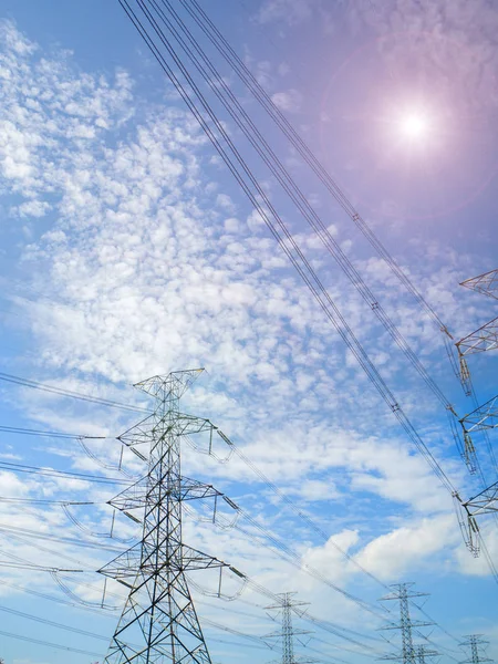 Aço eletricidade pilão no céu azul brilhante fundo . — Fotografia de Stock